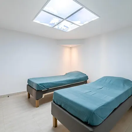 Bas de villa refait à neuf, climatisation et terrasse vue mer *